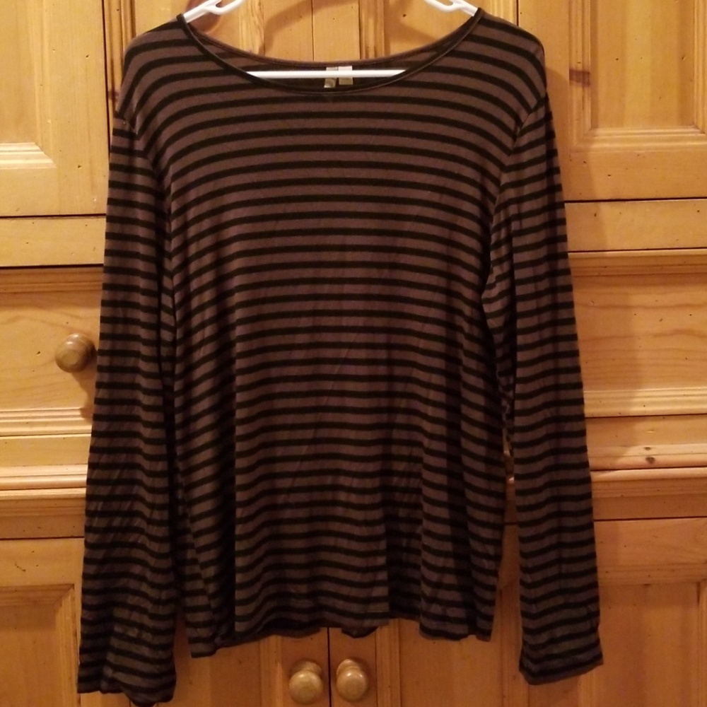 Comfy long sleeve black and brown tee